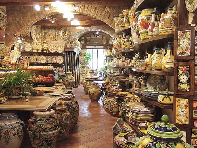 2.1294400712.pottery-shop-in-san-gimignano